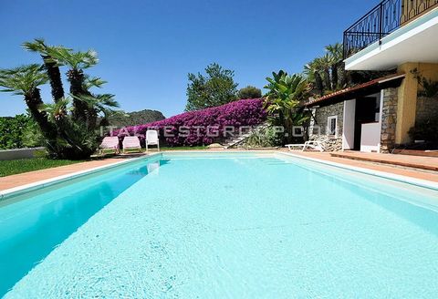 VALLECROSIA, auf dem Hügel namens Conca Verde. 5 Minuten vom Zentrum von Bordighera und den Stränden entfernt bieten wir diese schöne Villa mit einem herrlichen Swimmingpool und einem herrlichen Blick auf das Meer, die Côte d'Azur und Monaco zum Verk...