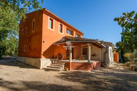 Provence Home, l'agence immobilière du Luberon, vous présente à la vente, cette magnifique maison de campagne dans le triangle d'or, offrant une surface habitable d'environ 200 m² au calme, située sur un terrain arboré de 17 800 m², agrémenté d'une s...