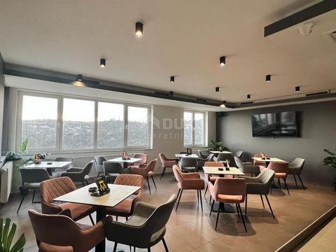 Location: Primorsko-goranska županija, Rijeka, Škurinje. RIJEKA, ŠKURINJE - fully furnished office space with a sea view and a large terrace Special opportunity - fully and modernly furnished office space on the ground floor of a 3-storey residential...