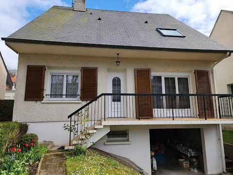 37600, Loches House on basement, 5 rooms on 98m², 3 bedrooms all on 390m² of land. This totally renovated house 5min walk from the center of Loches consists on the ground floor of an entrance opening onto the living room dining room, an independent k...