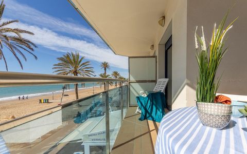 Wohnung direkt am Meer von 77 m² mit Terrasse am Strand von Calafell. Es besteht aus einer teilweise ausgestatteten Küche, die zum Wohnzimmer hin offen ist, mit Zugang zur Terrasse mit Blick auf das Meer, 2 Doppelzimmern, 1 Badezimmer mit Dusche, 1 W...