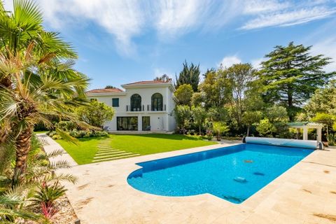 Située au Cap d'Antibes, à proximité immédiate des plages, cette villa d'environ 300 m² a été rénovée en 2023 avec des matériaux de qualité et offre des prestations haut de gamme. Grand terrain plat de 2260 m², grande piscine, puit d'eau de source. 5...