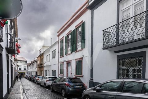 Casa con un alto potencial de rentabilidad, ubicada en una de las principales arterias de la ciudad de Ponta Delgada, en el corazón del centro de Ponta Delgada. Dispone de 5 dormitorios en los que se pueden utilizar 2 dormitorios de forma independien...