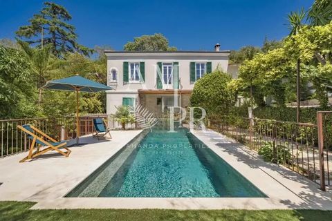 Within a sought-after residential area, in absolute tranquility while being close to the city center of Cannes, there is a very beautiful character house with a surface area of 300 square meters, built on a flat plot of 750 square meters with a pool,...
