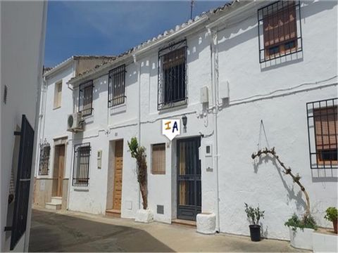 Dit gerenoveerde herenhuis met 4 slaapkamers en een patio is gelegen in Zagrilla Alta, dicht bij de historische stad Priego de Córdoba in Andalusië, Spanje. Gelegen in een rustige straat, betreedt u het pand met karaktervolle balken in een woonkamer ...