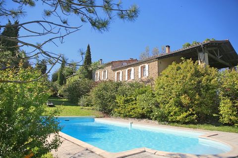 Magnificent Domaine consisting of an independent main house of 164 m² with a large living room of 48 m², kitchen, 3 bedrooms, 2 bathrooms, lounge. Plus: a converted part of 157 m² with 4 bedrooms (each with their private bathroom) and 1 bedroom with ...