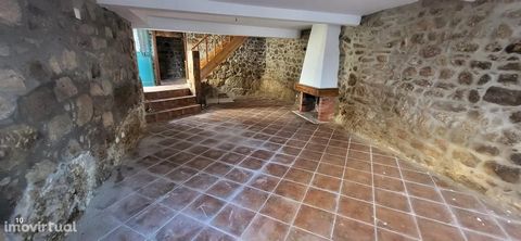 Rustic house T3 for sale in Escalos de Baixo Property all built in stone and composed of: » 1 Living room with fireplace; » Kitchen with cabinets; » 3 Bedrooms; » 1 full toilet. It is located in the center of the village of Escalos de Baixo, very clo...