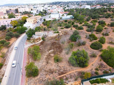 We present you with an incredible investment opportunity - a plot of land for construction strategically located on the road that connects Almancil to Quinta do Lago. With a privileged location, this land is close to the center of Almancil, offering ...