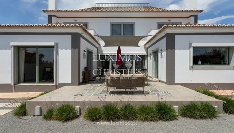 This picturesque, recently renovated property, full of character and style , is located in the heart of Tavira , where you will find calm and tranquillity. The property is divided into two independent buildings , the main house and a cottage that com...