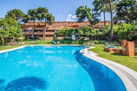This charming apartment, strategically located behind the Pinogolf shopping center in the picturesque lower part of Elviria, offers a residence of great comfort and style. Just a short walk from all essential services, this ground floor property prov...