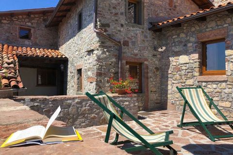 Finca rústica independiente en un pueblo de Garfagnana, jardín vallado con piscina privada y jacuzzi (uso privado), barbacoa, chimenea, smart TV, WIFI