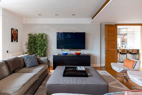 This lateral apartment in Mayfair unfolds over an expansive 2,163 sq. ft. Set in the heart of London’s most prestigious district, close to the best restaurants and shops in the city, the apartment is set on the fourth floor of an architecturally desi...