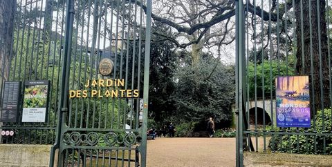 Położony zaledwie kilka kroków od Jardin des Plantes, ten apartament o powierzchni 73,4 m² oferuje wyjątkowe środowisko życia w luksusowym paryskim budynku z 1800 roku, łączącym historyczną elegancję z nowoczesnymi udogodnieniami. Jasny salon: Przest...