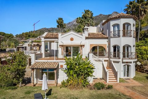 Upptäck toppen av lyx och avskildhet i denna exceptionella fastighet med fyra sovrum, belägen i den prestigefyllda enklaven Cascada de Camojan i Marbella. Denna villa på 474 m² erbjuder en oöverträffad boendeupplevelse som kombinerar säkerhet, lugn o...