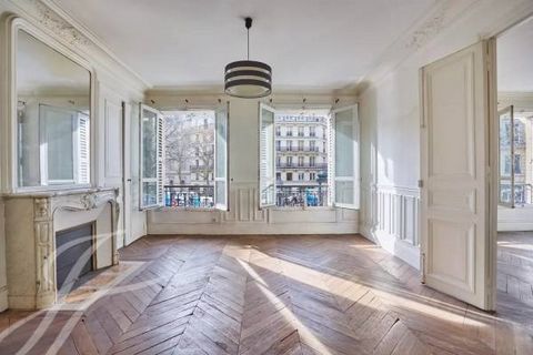 Con una ubicación ideal entre el Marais y la isla de la Cité, a pocos pasos de Saint Germain des Prés, este apartamento en forma de estrella ofrece una vista despejada del ayuntamiento y está bañado por el sol. Completamente renovado, este apartament...