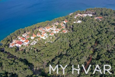 Cogli l'opportunità di possedere una fetta di paradiso con questo terreno edificabile sopraelevato a Vitarnja. Goditi le viste mozzafiato sul mare e l'ambiente ideale per costruire la villa dei tuoi sogni. Situato tra Vrboska e Jelsa, questo luogo tr...