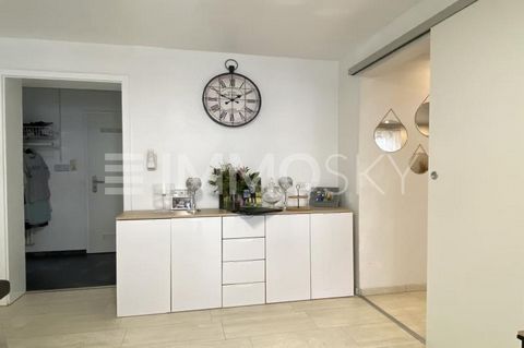 Witamy w Twoim nowym domu, w środku uroczego miasta Kempten! Ten wyjątkowy apartament oferuje zarówno przestrzeń do wspólnych chwil, jak i odosobnienie dla prywatności. Obie łazienki są gustownie zaprojektowane i oferują komfort oraz funkcjonalność w...