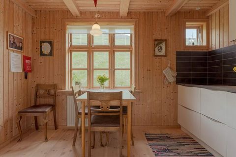 Dieses gemütliche, traditionelle Haus mit 3 Schlafzimmern liegt in der Nähe des Strandes im ruhigen Dorf Leynar auf den Färöer-Inseln und bietet einen ruhigen Rückzugsort. Umgeben von üppigem Grün und mit wohnlichem Charme strahlt es Wärme und Behagl...