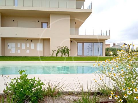 Espaçoso T2 com varanda, terraço e vista mar inserido no Empreendimento Honeysands Residences. Este apartamento tem 73 m2 de área interior à qual acresce 37 m2 de área exterior dividida entre 1 varanda e um grande terraço. Da sala acede-se ao terraço...