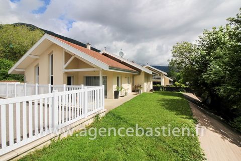 Exclusivité - ECHENEVEX -Villa individuelle récente de 145 m2 avec un s/sol complet et un garage double. Implantée sur 901 m2 de terrain, cette villa située au calme, proche de l'école et du centre se compose : - Au RDC : une entrée avec placard, un ...