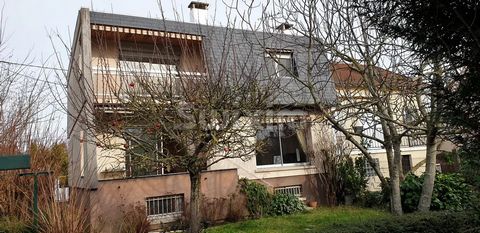 Ref 68274MV: Savigny sur Orge sector. On a plot of 371m², we offer you a very beautiful, bright 6-room villa. This architect-designed house is made up of three levels, not overlooked. On the ground floor; a large living room opening onto a terrace an...