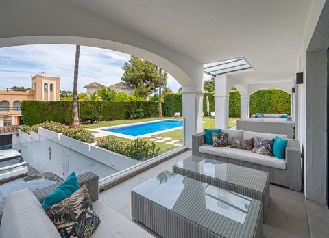Located in Nueva Andalucía. Welcome to this spectacular two-storey Villa, a true paradise of luxury and comfort in the sought after location of Nueva Andalucía. Located strategically on a plot of 1200 square meters, this architectural gem offers a to...