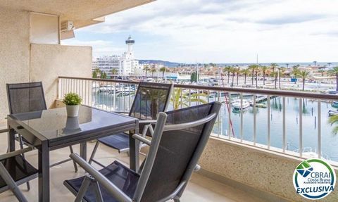 PORT GREC Gerenoveerd 2 slaapkamer appartement met groot terras en uitzicht op zee en de gracht. Gerenoveerd appartement te koop in een van de beste wijken van Empuriabrava, Port Grec, in het Europa-gebouw. Het bestaat uit een ruime eetkamer met toeg...