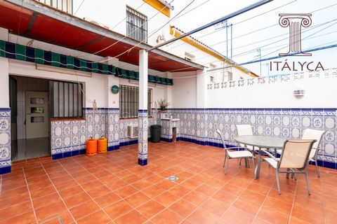 Zweistöckige Doppelhaushälfte, plus Keller und Tiefgarage in Palomares del Rio. Es verfügt über eine große vordere Terrasse von ca. 16 m2 und einen Hinterhof von 31 m2, um Ihren eigenen Freiraum zu genießen. Seine Lage ist unschlagbar, da es sich in ...