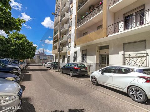 3 bedroom apartment, located in a quiet and accessible area with access to services and shops. Very close to all the main accesses to the city center and the main roads that take us to any part of the country. Nearby there is also public transport, s...
