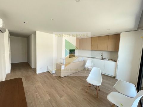 Apartamento em novo empreendimento de luxo com vista para o mar localizado em zona estratégica próxima ao centro da cidade e a escassos minutos da praia. Este empreendimento está em fase final de construção e oferece também garagem para todas as fraç...