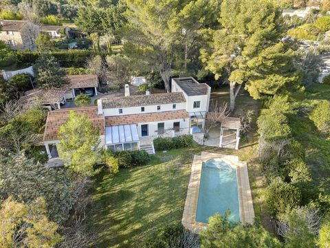 In the highly popular area of Mougins (Pibonson); ideally located close to all amenities, this house stands out for its privileged location close to everything needed. On the ground floor, a double bright and convivial living room facing south, accom...