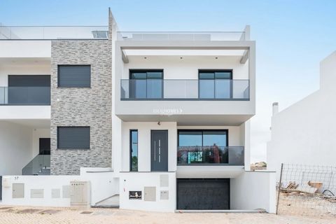 This brand new three bedroom townhouse in Tavira boasts prime location, within walking distance to essential amenities and a short drive from the beach. Currently in its final construction phase, this townhouse spreads across two floors, a basement, ...
