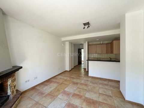 **Référence : PERE007238** Découvrez votre retraite parfaite dans la charmante Barriada de Guarros à Paterna del Río, Almeria ! Cet appartement confortable est idéal pour les escapades de week-end ou comme excellent investissement pour les locations ...