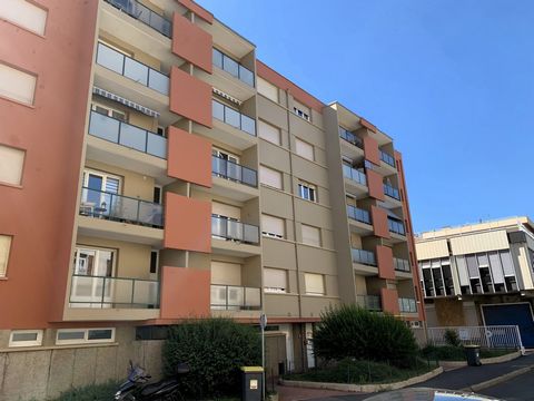 **Nouveauté - Secteur Centre ville/ LE PUY-EN-VELAY** Situé dans un secteur recherché et à proximité de toutes commodités, au 3ème étage d'une résidence avec ascenseur, appartement T3 traversant d'environ 75 m2 avec deux balcons. Il se compose d'un h...