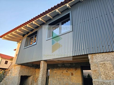 Be enchanted by this unique property in Ázere, Arcos de Valdevez consisting of a main house and an annex, both stone constructions, fully renovated in 2022, ready to become your dream getaway. The property is sold fully equipped and furnished. Main h...