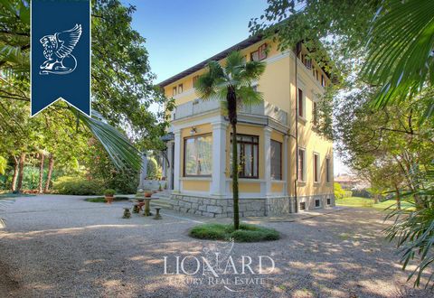 À deux pas du Lac Majeur, cette magnifique villa de luxe est à vendre. À l'intérieur la demeure de luxe a une superficie totale de 355 mètres carrés et est répartie sur trois étages en plus du sous-sol. Au rez-de-chaussée une terrasse couverte p...