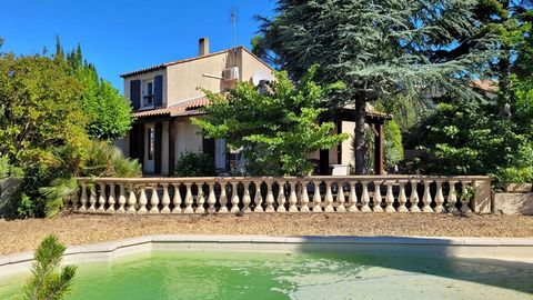 Village with all amenities, cafe/restaurant, grocery shop, bakery, : 15 minutes from Beziers, 30 minutes from the beaches and 10 minutes from the River Orb. Built on a 1311 m2 plot with a pretty pine grove, this 1980s villa offers great potential for...