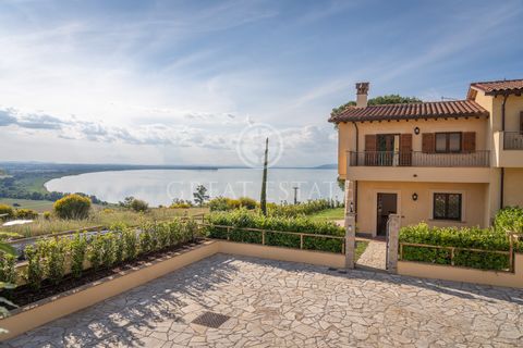 Die Boutique Villen mit ihren sechs unabhängigen Wohneinheiten werden Sie mit ihrem herrlichen Blick auf den See begeistern. Je nach Bedarf können Sie zwischen Gärten unterschiedlicher Größe wählen, von 270 Quadratmetern bis zu 850 Quadratmetern. Jed...