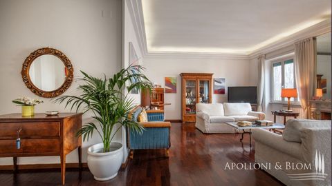 Esclusivo appartamento al piano attico con terrazzo panoramico in vendita in Viale Parioli, Roma, Lazio. Nel contesto prestigioso dei Parioli, una delle zone residenziali più esclusive e ambite della Città Eterna, questo incantevole appartamento si t...