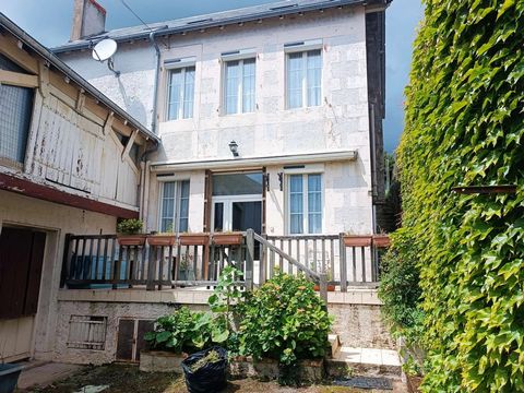 Discover this rare property in the heart of Montmorillon. Comprising three separate houses, this property is ideal for a family project and/or rental investment. Here's what this property has to offer: Main house of 95m² : Ground floor: 35m² living r...