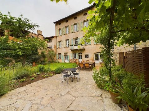 EXCLUSIVE TO BEAUX VILLAGES! Discover the perfect fusion of history and luxury in this exquisite 9 bedroom property located in the heart of Saint Antonin Noble Val. Features: Ground floor: Kitchen, dining room, sitting room, utility room, studio apar...