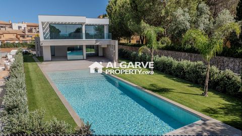 Located in Vilamoura. Luxury villa in Vilamoura with stunning contemporary architecture and views over the Victoria Golf Course. This property is built to the highest quality standards with premium finishes. The plot spans 983 sq.m. with a total cons...