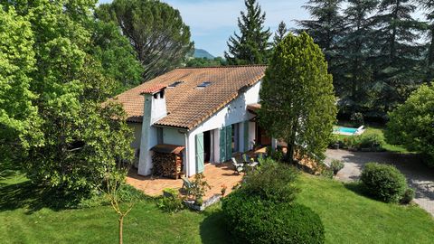 Beautiful house from the 80s nestled in the heart of a landscaped park of 2840 m², very well maintained. This property offers a perfect combination of interior comfort and exterior amenities. Inside, the house has seven spacious bedrooms, an office, ...