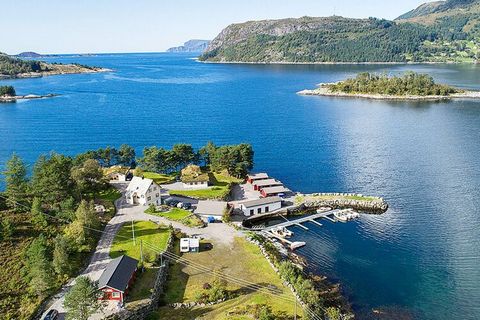 Gemütliche Ferienwohnung für 3 Personen. Teil des Feriencenters Skottneset, das nahe am Meer in einer wunderschönen und wilden Küstenlandschaft umgeben von Fjorden und Bergen liegt. Vom Wohnzimmerfenster aus blickt man auf die Insel Barmen und gerade...