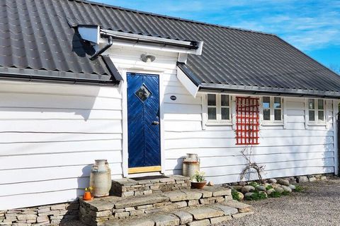 Ferienhaus auf einem Ufergrundstück in Porsvik, bzw. in der Gemeinde Fjell auf der Insel Algrøy in Øygarden, nur etwa 30 Autominuten von Bergen entfernt. Hier draußen in der Meeresenge mit der nur 3 Seemeilen entfernten Nordsee (15 Minuten Anfahrt pe...