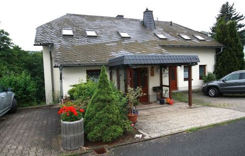 Dit vakantieappartement bestaat uit een grote woonkamer met gezellig meubilair en textielvloerbedekking. Aan de woonkamer grenst een balkon op het zuidwesten, vanwaar u vrij zicht heeft op de omliggende bergen en het kasteel. Verder beschikt het appa...