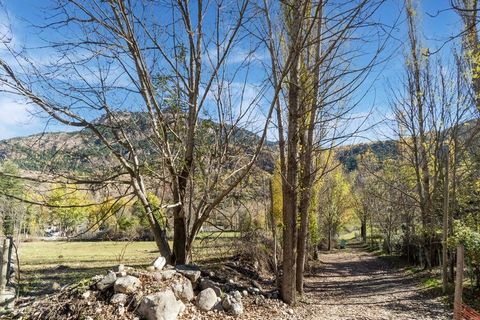 Séjournez dans cette maison de vacances en pierre pour une expérience de vacances unique dans la province de Huesca, près de la frontière française. La résidence peut accueillir confortablement une famille ou quelques amis et est équipée d'un foyer a...