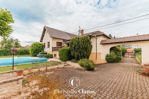 IN KOLBSHEIM - Dieses Einfamilienhaus aus den 70er Jahren, mit einer Fläche von 145m2 ist auf einem Grundstück von 12,89 Ar gebaut. Es hat den Vorteil, dass es auf einer Ebene mit einem Tag- und einem Nachtteil bewohnbar ist. Es öffnet sich zu einer ...