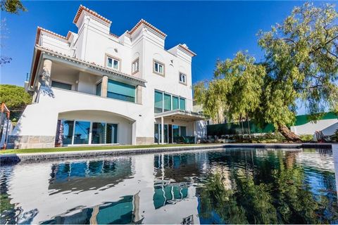 Nieuwe luxe villa, project van de beroemde Ing. Edgar Cardoso. Met de charme van de architectuur van de jaren 50 was dit huis het onderwerp van wederopbouw- en uitbreidingswerken met anti-seismische structurele versterking. De woning is als volgt ing...