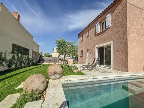 Au cœur du village provençal de Graveson, situé entre les communes d'Avignon, Arles, St Rémy de Provence Venez dés à présent poser vos valises dans cette villa neuve de plus de 84 m2, sous garantie décennale, dommage ouvrages. Elle se compose en rez-...